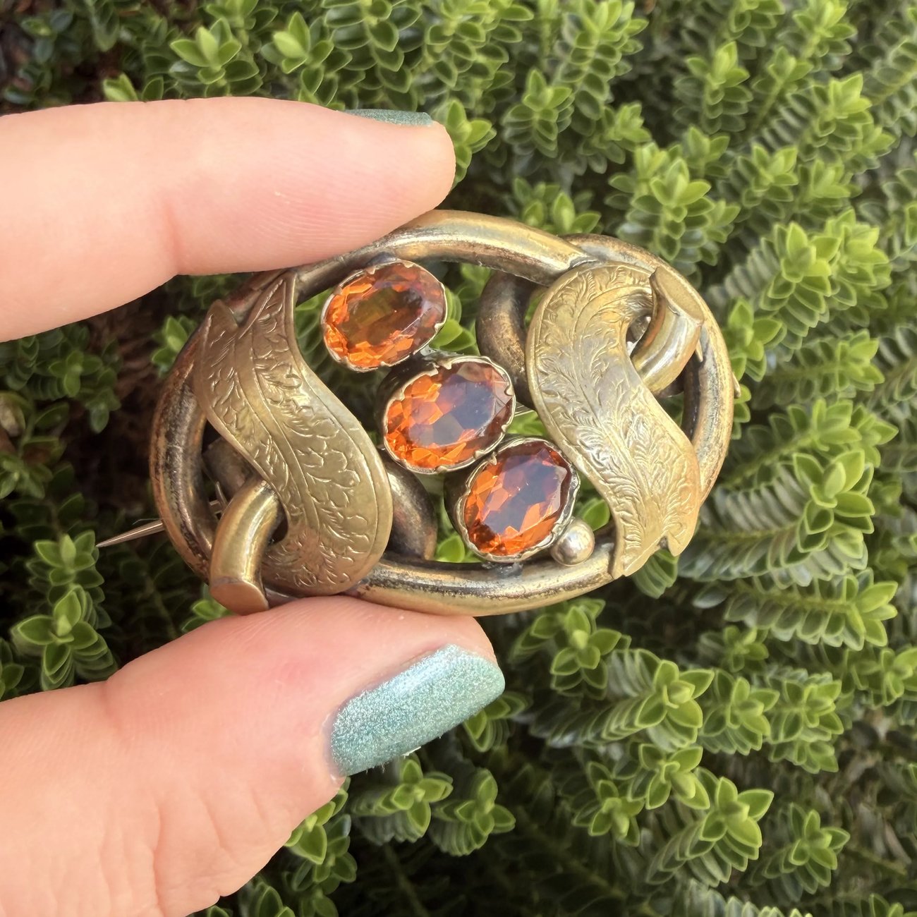 Antique Lovers Knot Victorian Glass Pinchbeck Etched Gold Tone Brooch - 2