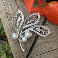 Vintage Sarah Coventry Silver Tone Leaf Brooch Faux Pearl Vintage Openwork Foliate Pin - 3