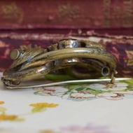 Antique Lovers Knot Victorian Glass Pinchbeck Etched Gold Tone Brooch - 5