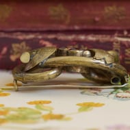 Antique Lovers Knot Victorian Glass Pinchbeck Etched Gold Tone Brooch - 7