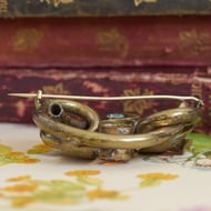 Antique Lovers Knot Victorian Glass Pinchbeck Etched Gold Tone Brooch - 8
