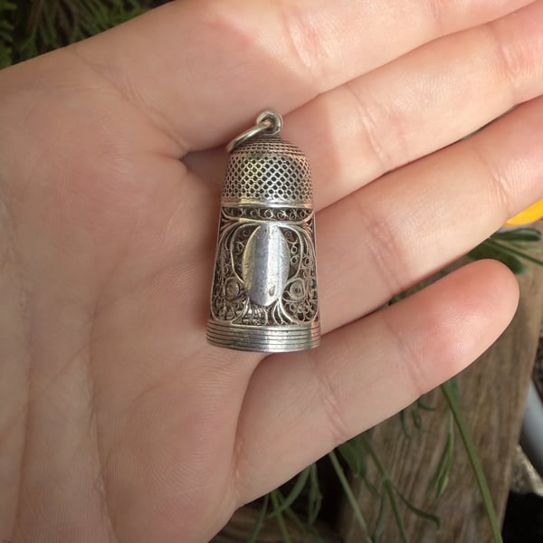 Antique Georgian Silver Filigree Thimble Pendant c1800 Sewing Etui Necessaire Vacant Cartouche - 2