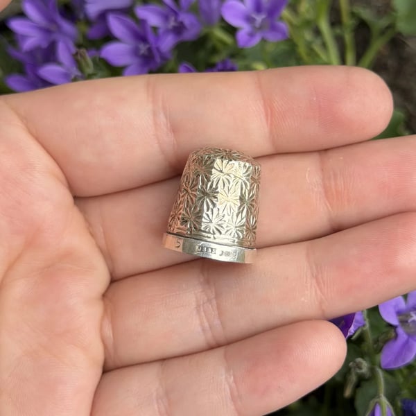 Vintage Sterling Silver Thimble 1978 James Swann Son Hallmarked Floral Daisy Size 5