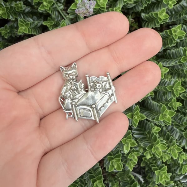 Vintage Sterling Silver Cat Reading a Book Brooch - 2