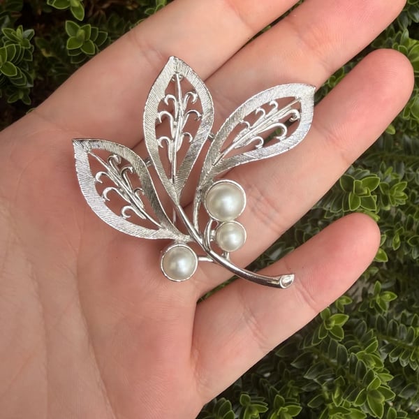 Vintage Sarah Coventry Silver Tone Leaf Brooch Faux Pearl Vintage Openwork Foliate Pin - 2