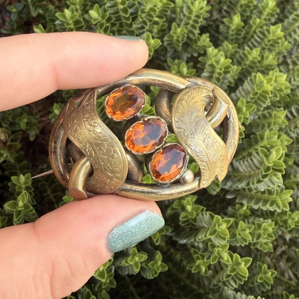 Antique Lovers Knot Victorian Glass Pinchbeck Etched Gold Tone Brooch - 2