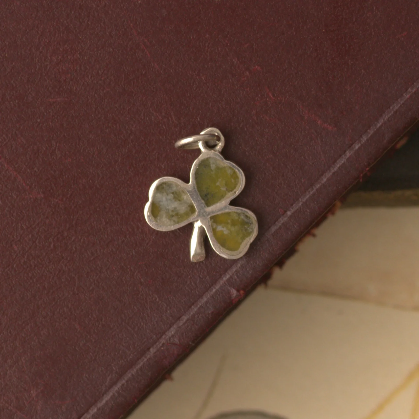 260929B-002 — 260929B-002-1.webp Vintage Sterling Silver Connemara Marble Shamrock Charm Pendant