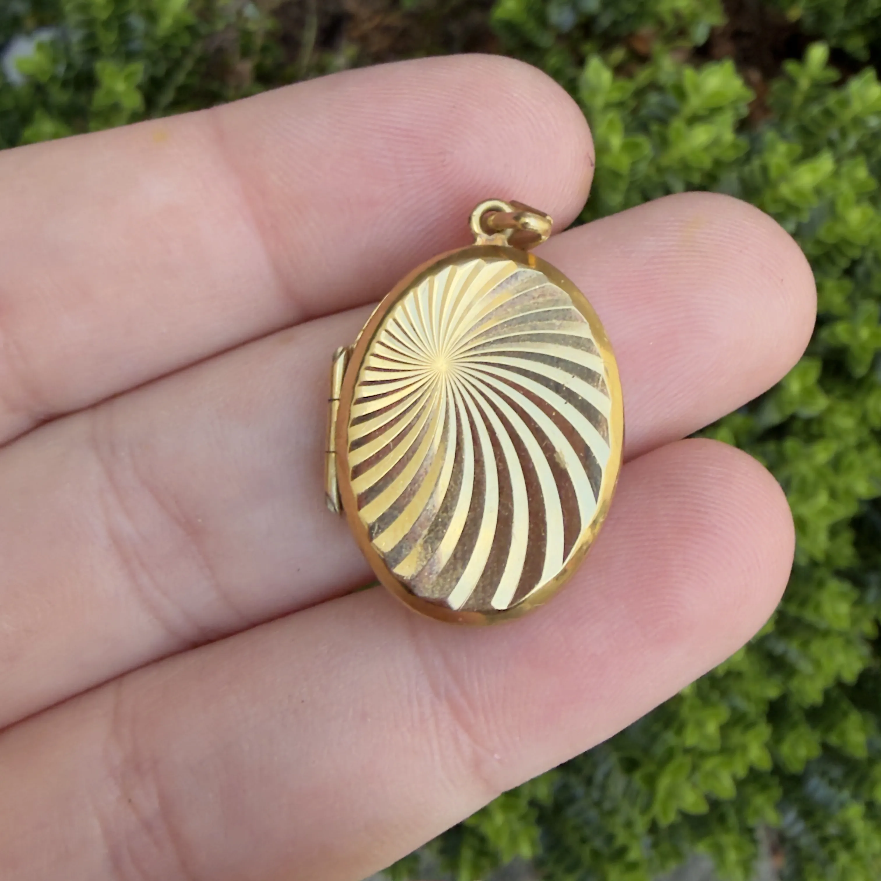 261007A-001 — 261007A-001-1.webp Vintage 9ct Rolled Gold Oval Locket Double Photo Pendant